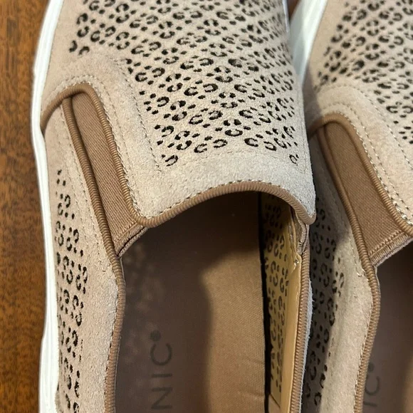 Vionic Beige Perforated Slip-On Shoes. Size 7.5 - Picture 5 of 9